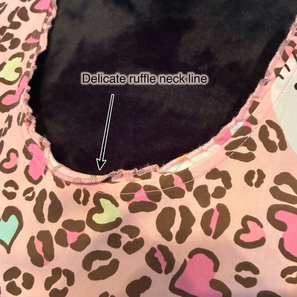 "Sanrio-Hello Kitty" scrub top, M, like new condition - Picture 4 of 9